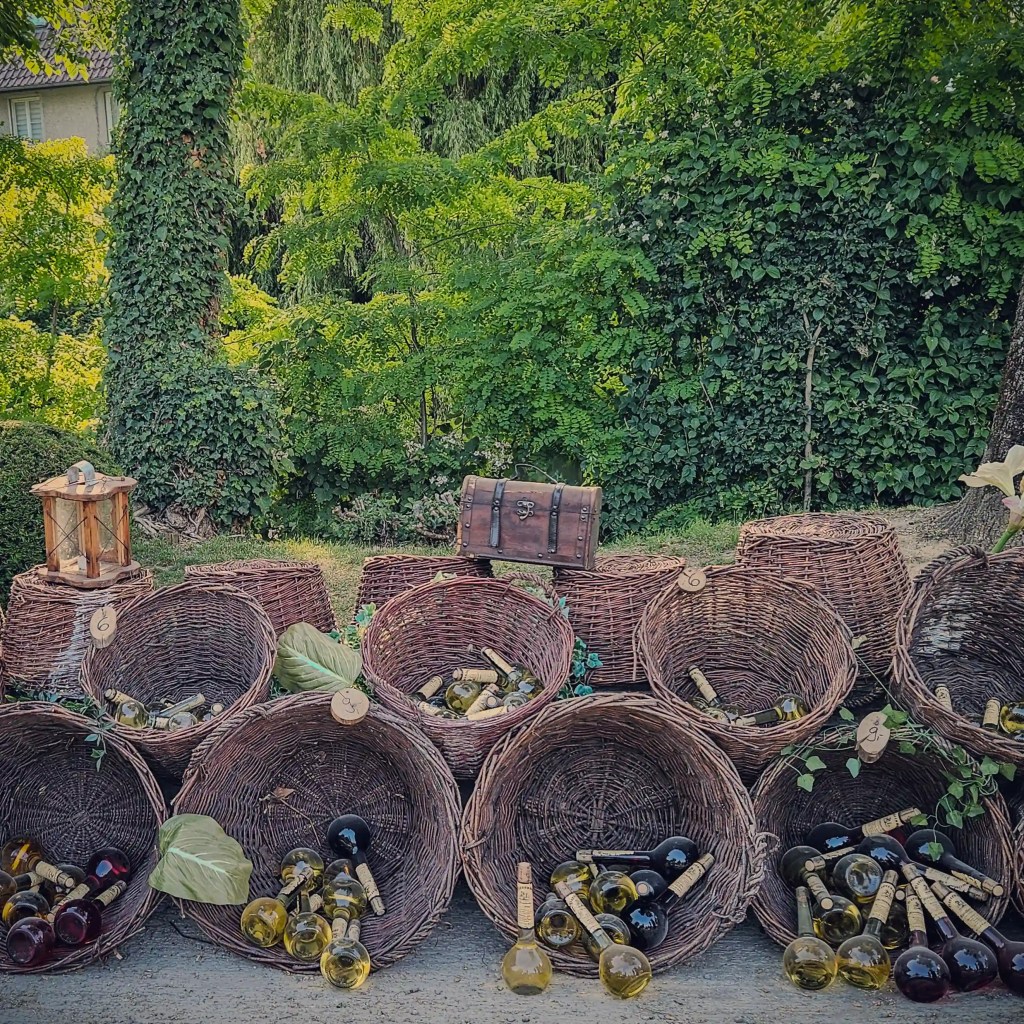 Large wicker baskets filled with glass bottles of mead set up along a wooded path at the Horber Ritterspiele.