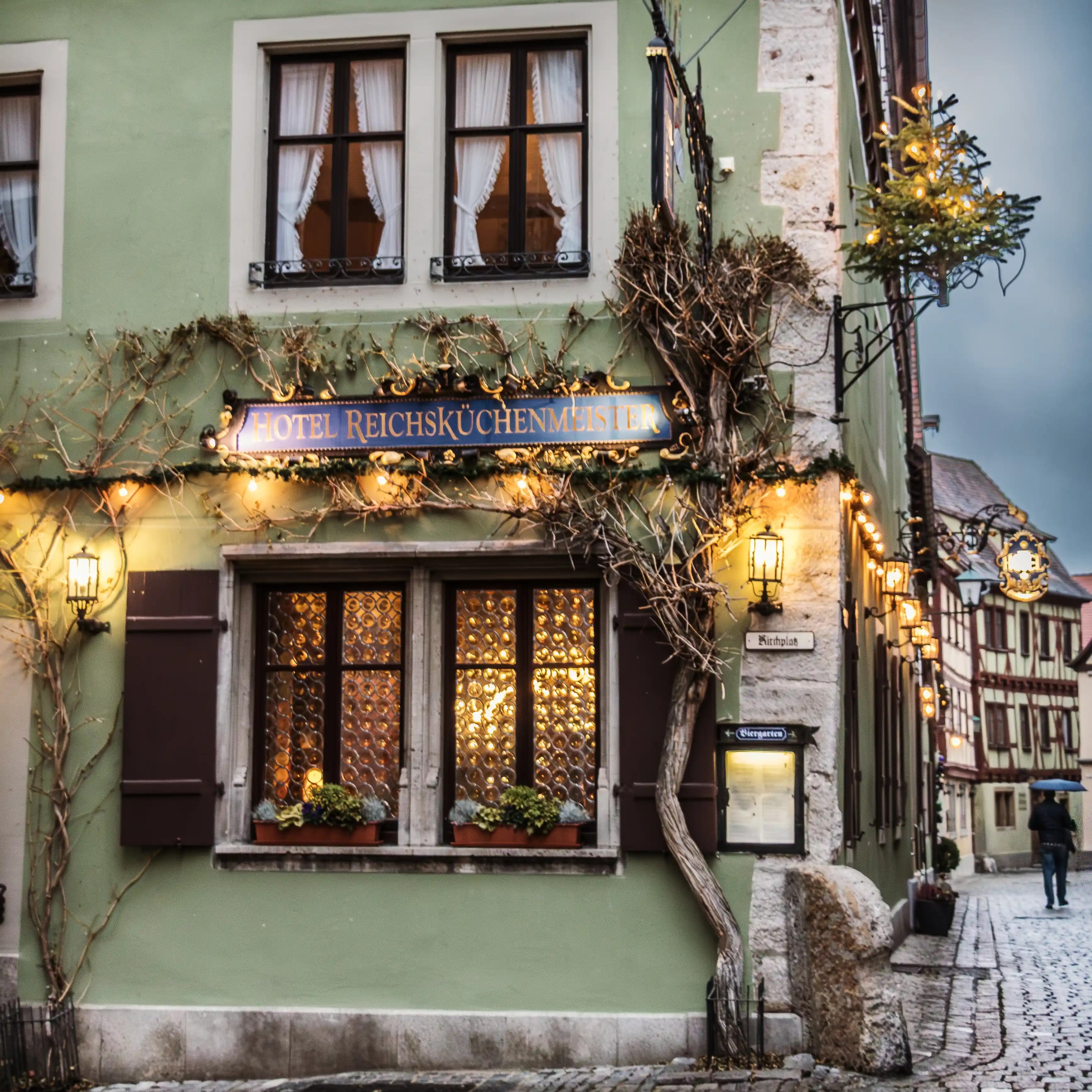 Hotel Reichsküchenmeister in Rothenburg ob der Tauber decorated with garlands and golden lights.
