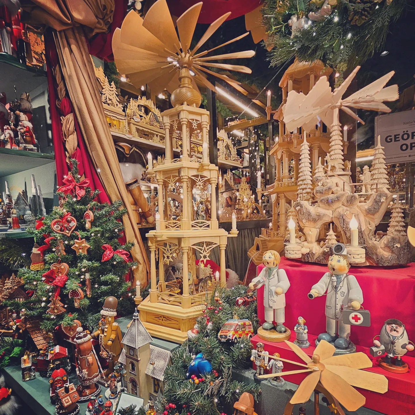Display of handcrafted wooden Christmas pyramids, nutcrackers, and Erzgebirge decorations at a Rothenburg market stall.