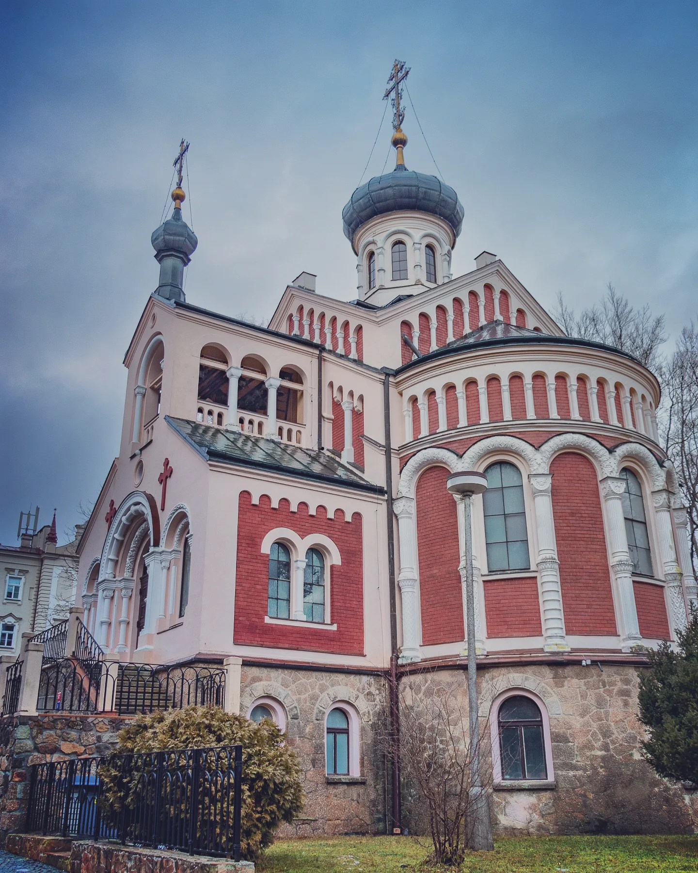 The red and white Orthodox Church of St. Vladimir with blue onion domes in Mariánské Lázně.